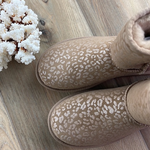 🌴🔆UGG- BROWN CLASSIC SHORT SNOW LEOPARD BOOTS🔆🌴 - Picture 7 of 16